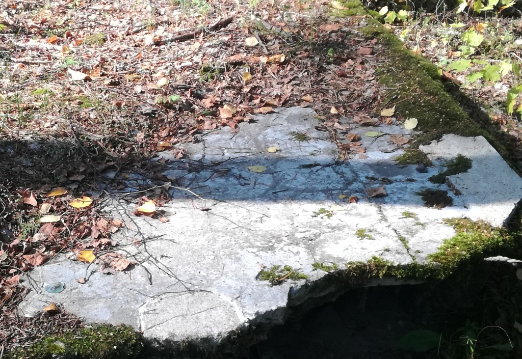 Видны следы плитки на открытой веранде