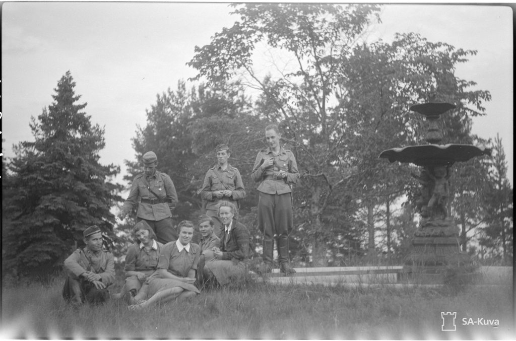 Справа от фонтана должна быть лестница. Лес.