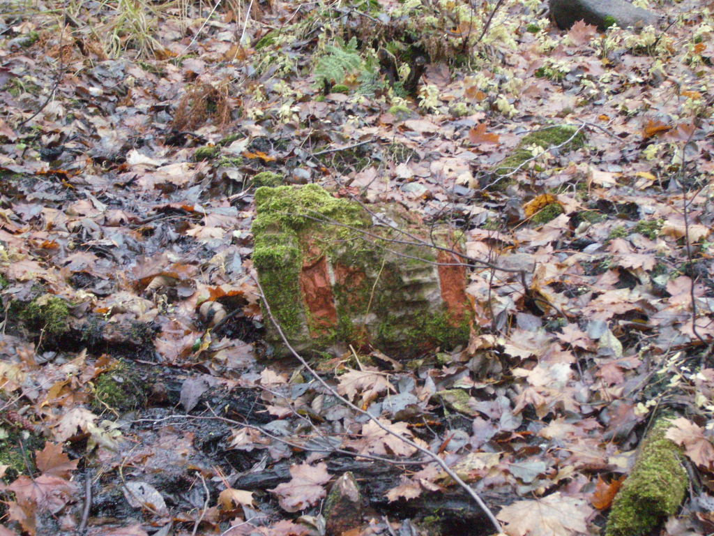 кусочек колонны от беседки? Лежит на склоне под беседкой