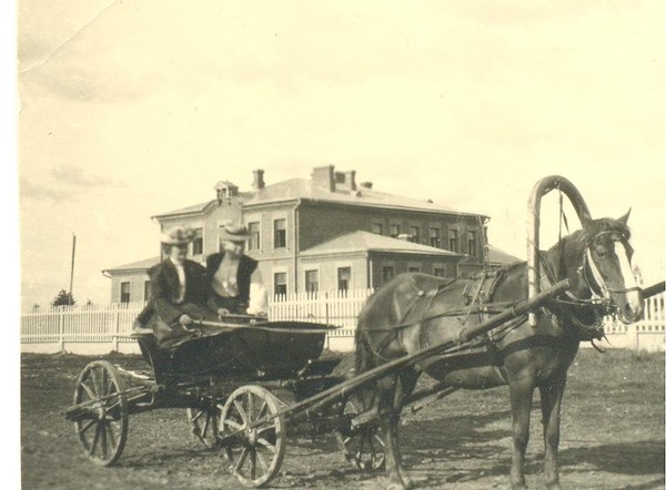 Крючковы у училища Алекс.пустынь(якобы школа в с.Медведево)1900е 1.jpg