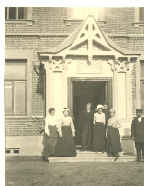 Крючковы у училища Алекс.пустынь(якобы школа в с.Медведево)1900е 2.jpg