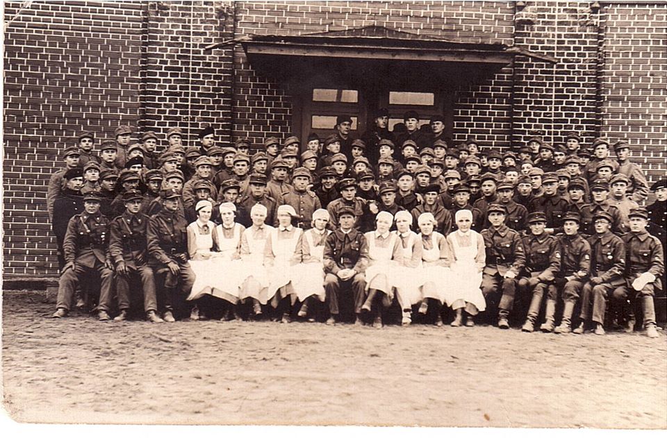 Ино каменное здание вбл. шюцкора 1935 Шюцкоровцы и Лотты.jpg