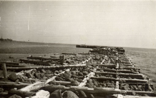 Ино пирс-волнорез 1925 начало разборки.jpg