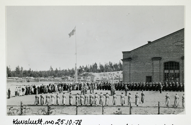 Ино шюцкор поле для занятий  и каменное здание к.1920х.jpg