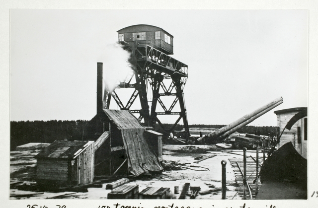 Ино кран 100-тонный 1920е погрузка орудия с форта.jpg