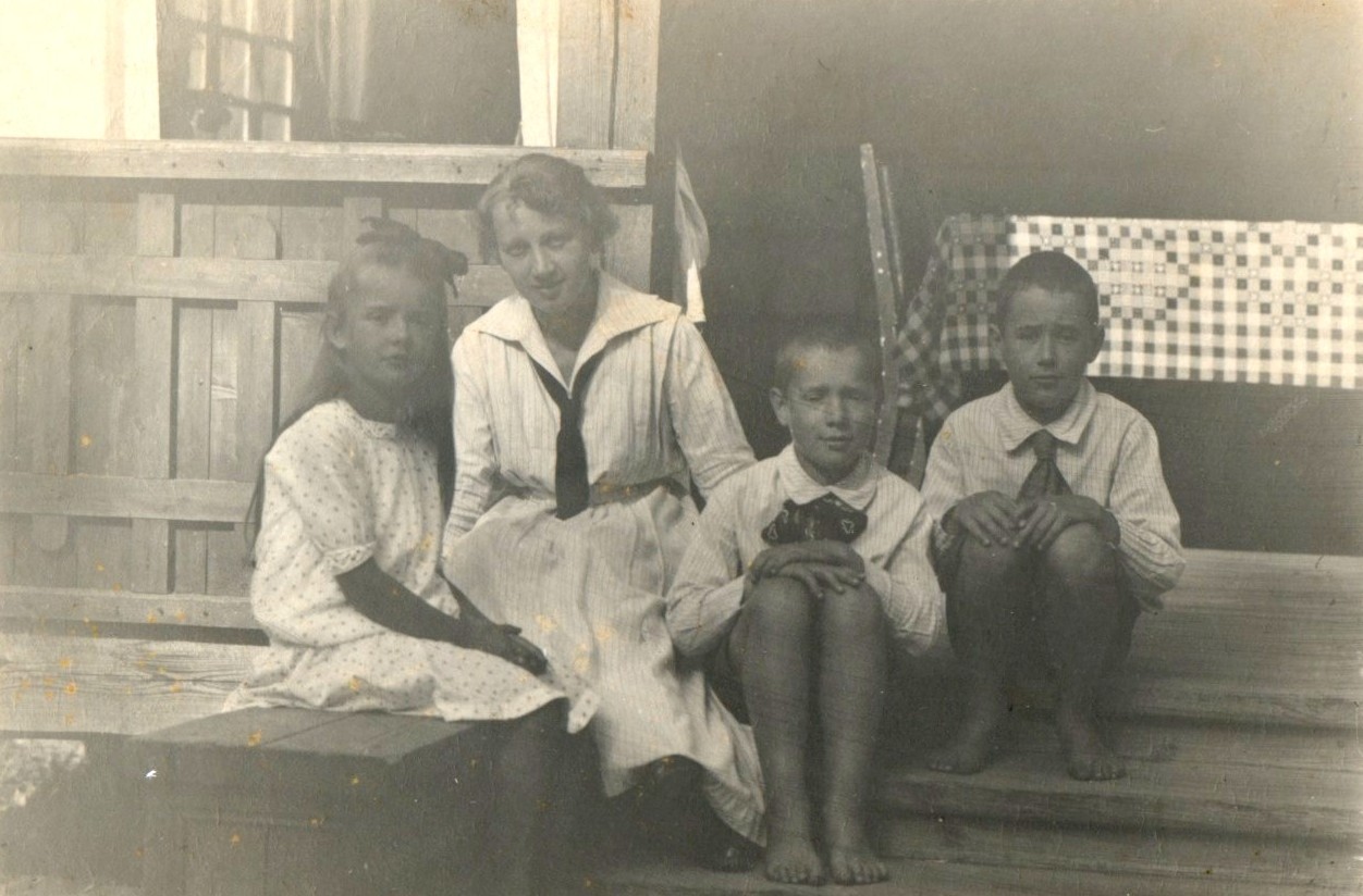 001 Павел Георгий и Соня Глазовы авг 1920 с губернанткой в Финляндии.jpg