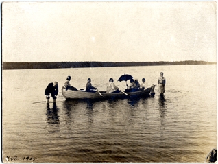 оз.Ваммельярви семья Немилофф 1905г. в своей лодке..jpg