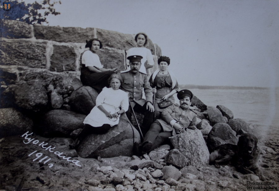 Ст.Вас.Иванов у каменной стенки возле его дачи 1911.jpg