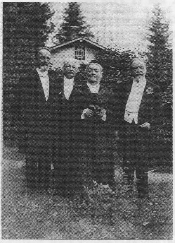 Карл-Фердинанд Борениус стоит 2-й слева 1917.jpg