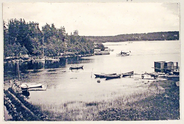 Лодки у берега в дачной местности Пикируки.jpg