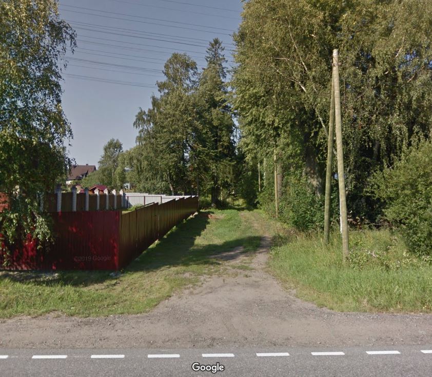 Аллея от шоссе в имение Поуссила