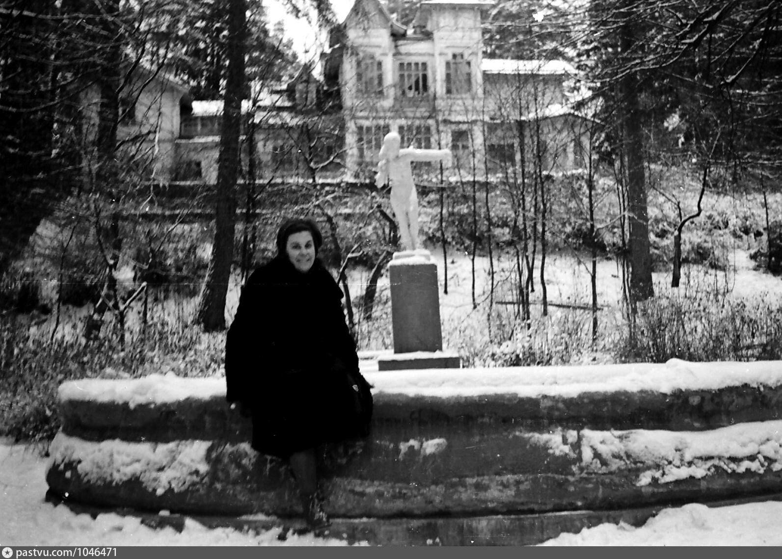 1954 ДО Чародейка (верхняя) вид от залива.jpg