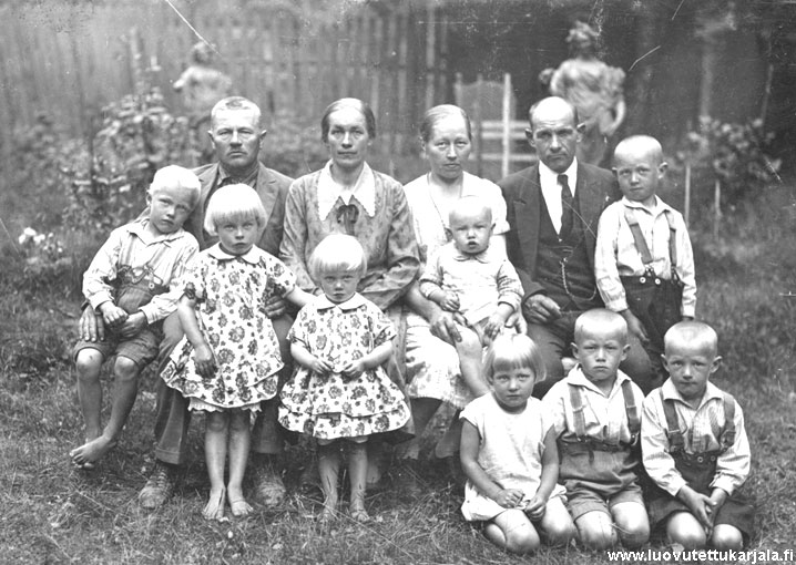 Вейялайнен Джоэль (спр.) с братом жены и их семьи.jpg