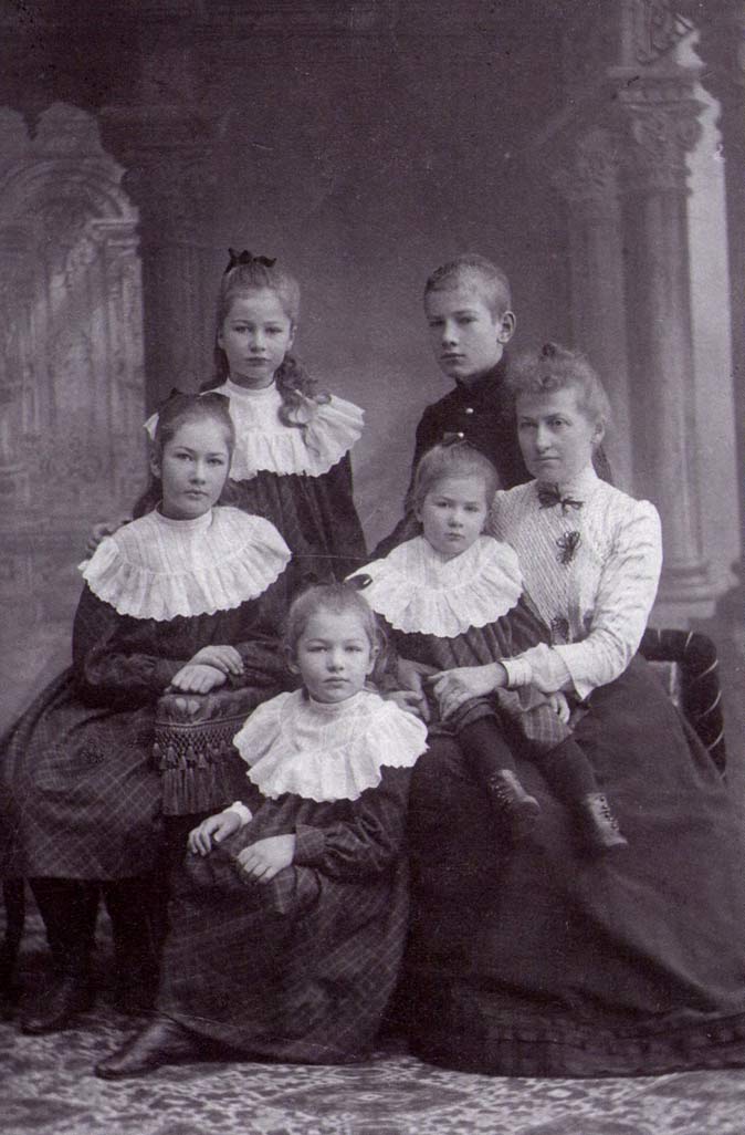 В.К. Косс с детьми.jpg