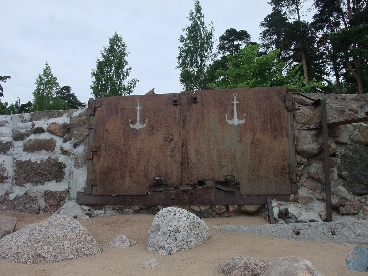 лодочная стоянка ворота - граница уч.Дрябина и Зиминой.jpg