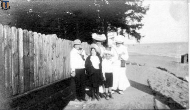 Виндхэм, 2-я Оливия, за ней ее мать, миссис Виндхэм..jpg