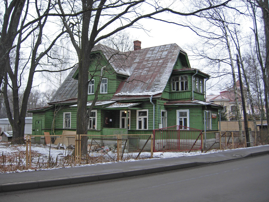 Здание библиотеки в Шувалово 2014 г.JPG