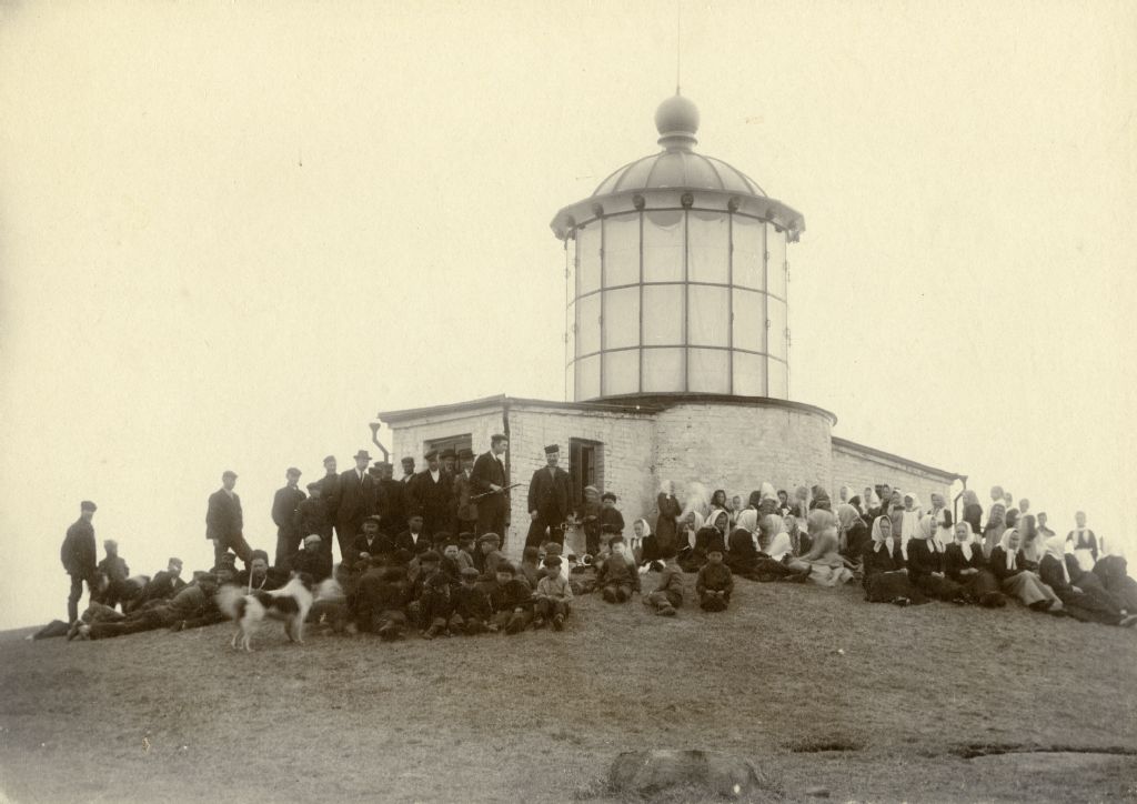 маяк северный 1890-00е туристы.jpg