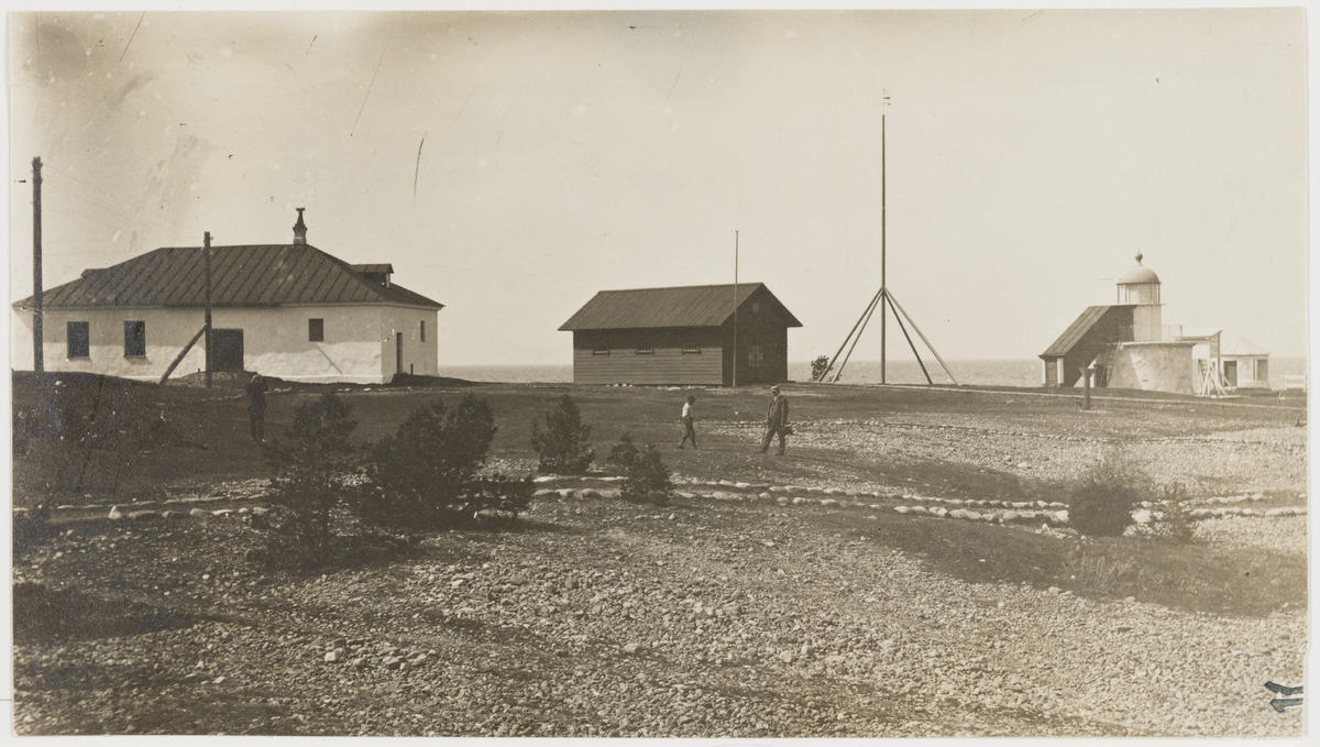 нижний северный маяк и жилой дом 1910е .jpg