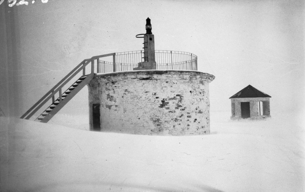 нижний маяк без колпака и колокол на сев.берегу 1924.jpg