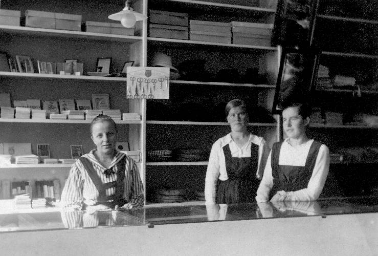 1915-18 коопмаг. отдел тканей .jpg