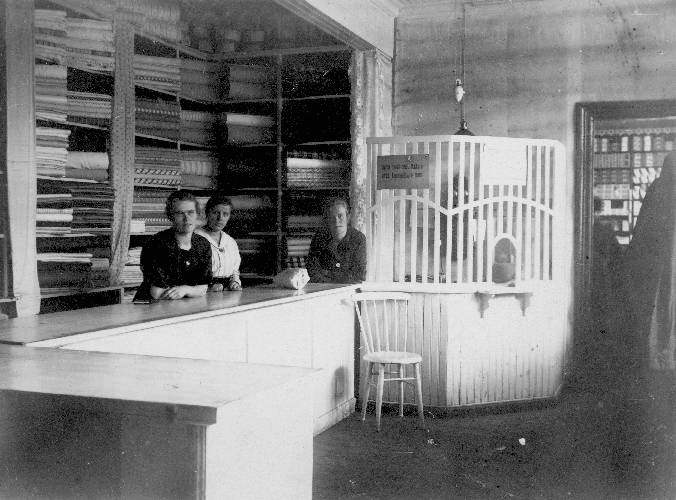 1921 коопмаг. отдел тканей 1.jpg