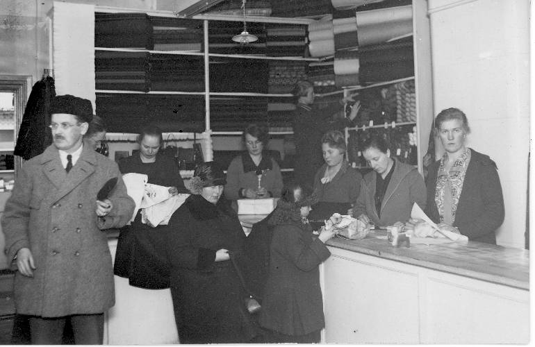 1921 коопмаг. отдел тканей 2.jpg