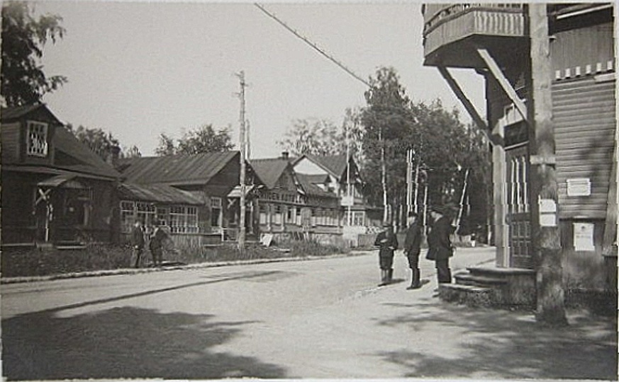дом Сальстена справа (в 1930-х. автовокзал).jpg