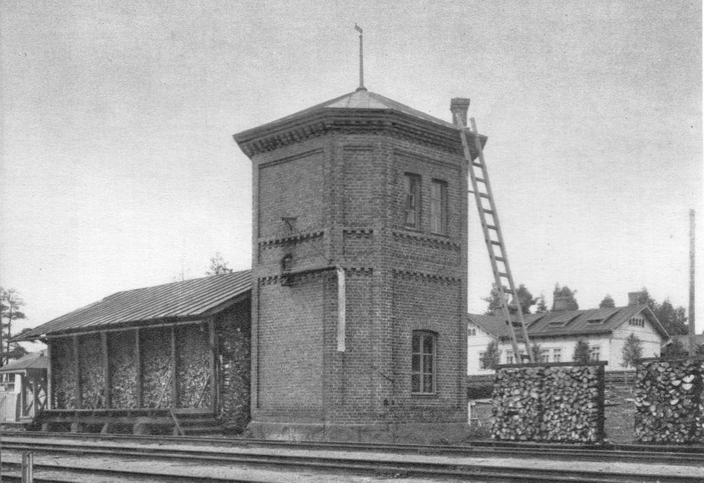 Нурми станция 1930е водокачка и дом служащих ж-д.jpg