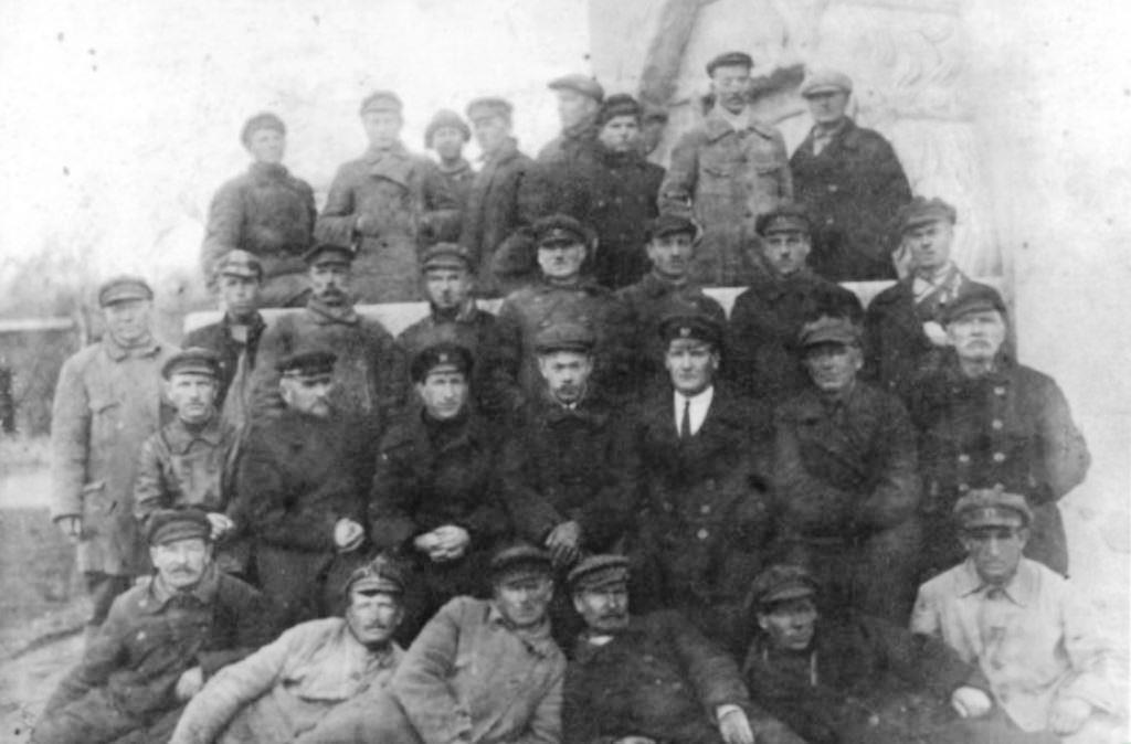 В центре второго ряда архитектор Александр Иванович Гегелло (1891 – 1965).