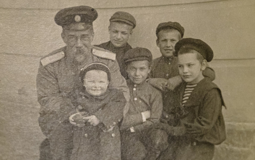 Чистович С.Я. с детьми (своми и соседскими) 1910е.jpg