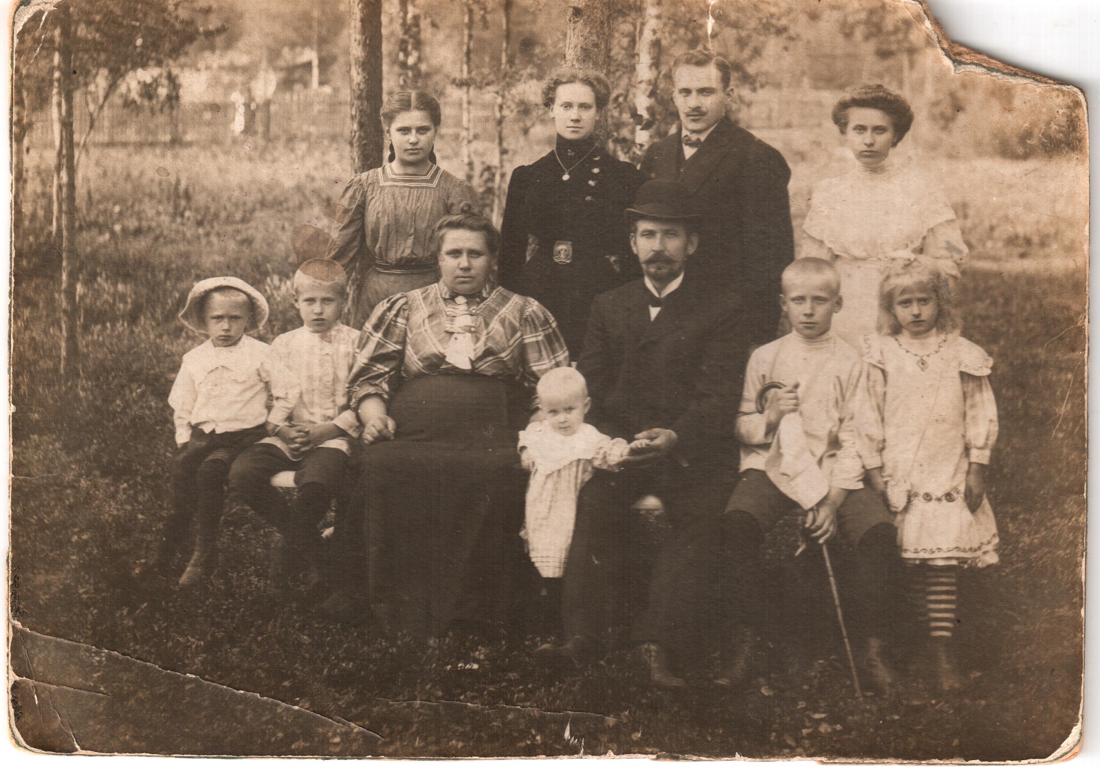 Лидеманы 1910 на даче.jpg