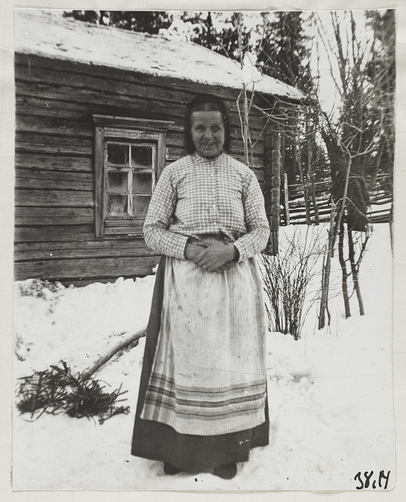 Мария Хапанен-Вестеринен и ее избушка 1909.jpg