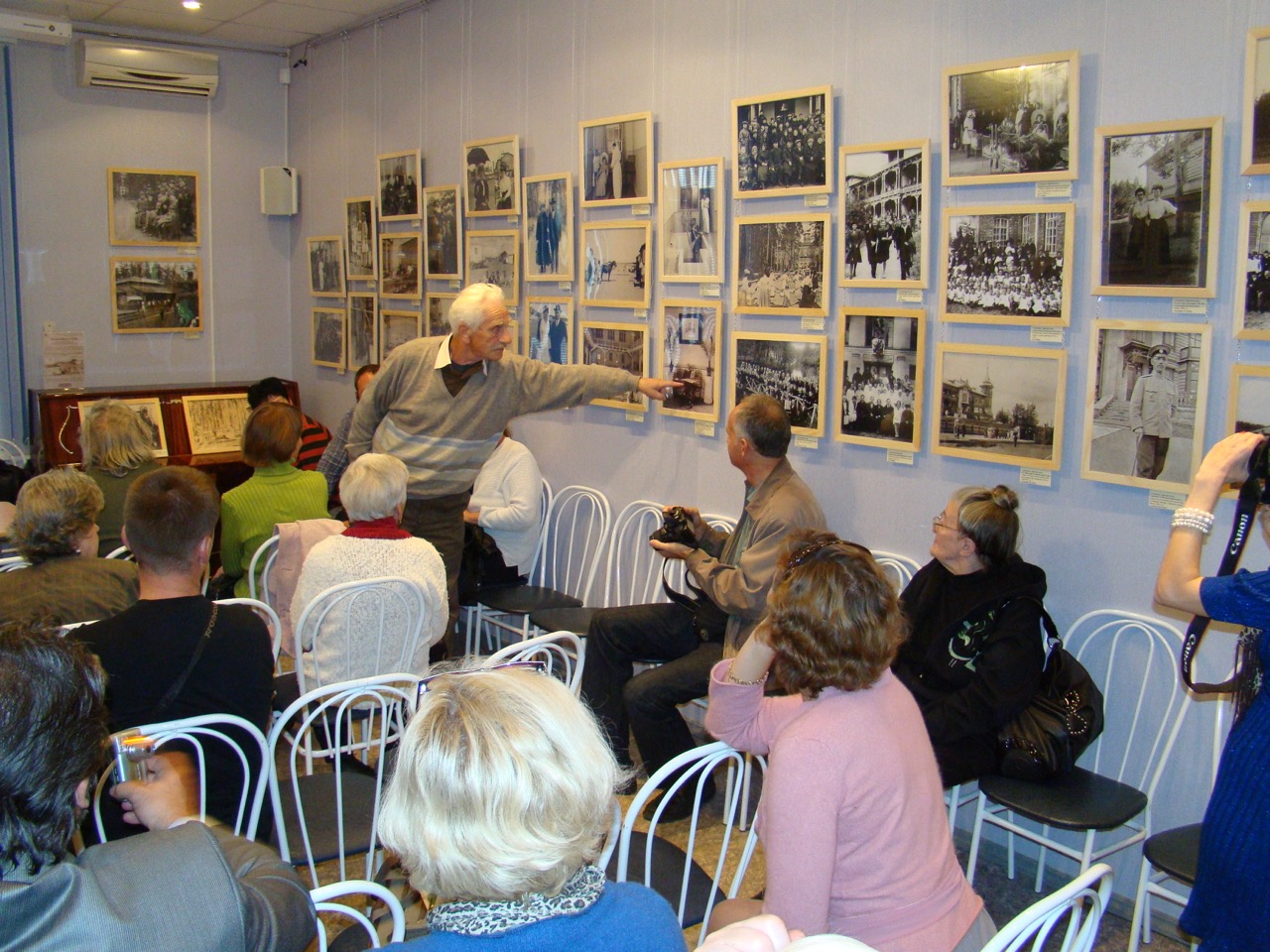 На выставке С. Ренни, 2010.JPG