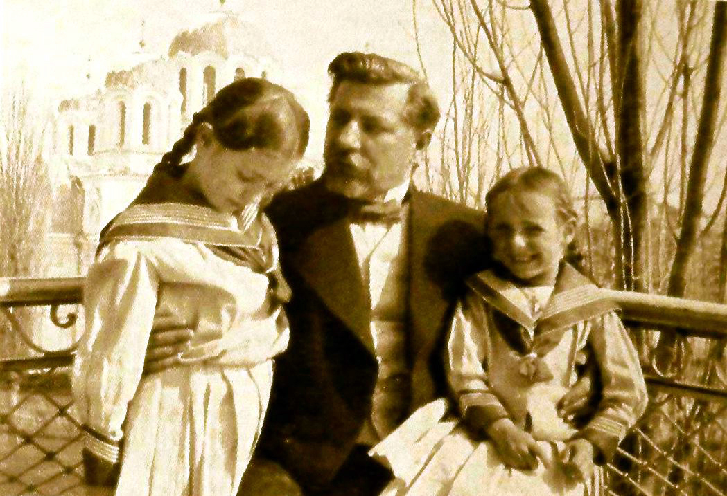 Берсен с дочерьми (сл. Инна).jpg