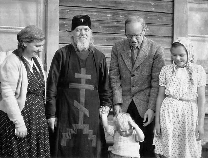 Ина, схимонах о.Иоанн, Тито, их дети Мария и Сергей (Нов.Валаам).jpg