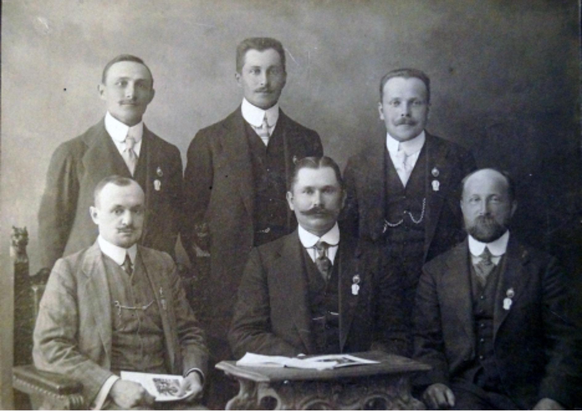 Амос Каш сидит справа. сереб.призер Олимп.1912.jpg