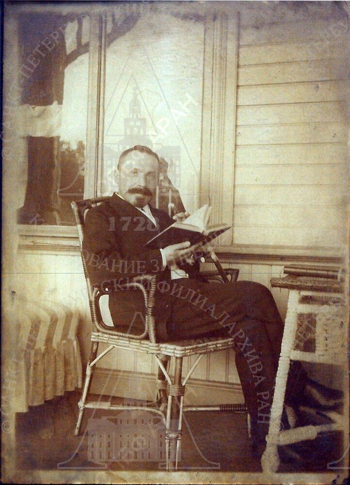 С.А. Жебелёв на террасе дачи в Финляндии. 1904-1905 г._01.jpeg