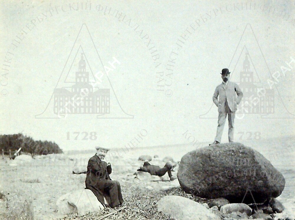 С.А. Жебелёв на берегу моря. Без даты.jpeg