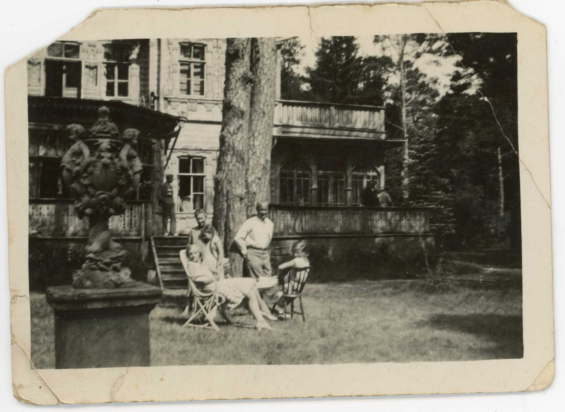 In front of the villa in Terijoki, Rakel and Regina sitting in the foreground.jpg