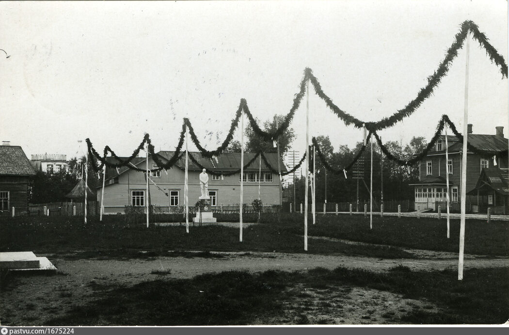 Памятнике «Терийокскому герою». Кирха Терийоки.