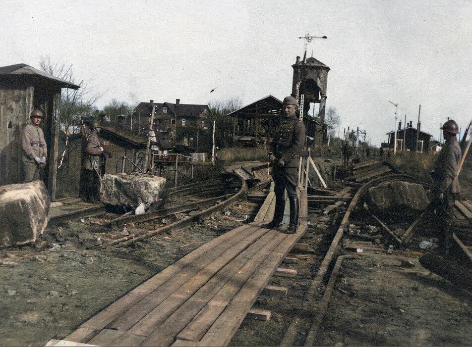 Разрушенная водонапорная башня и пограничный мост 1919г.
