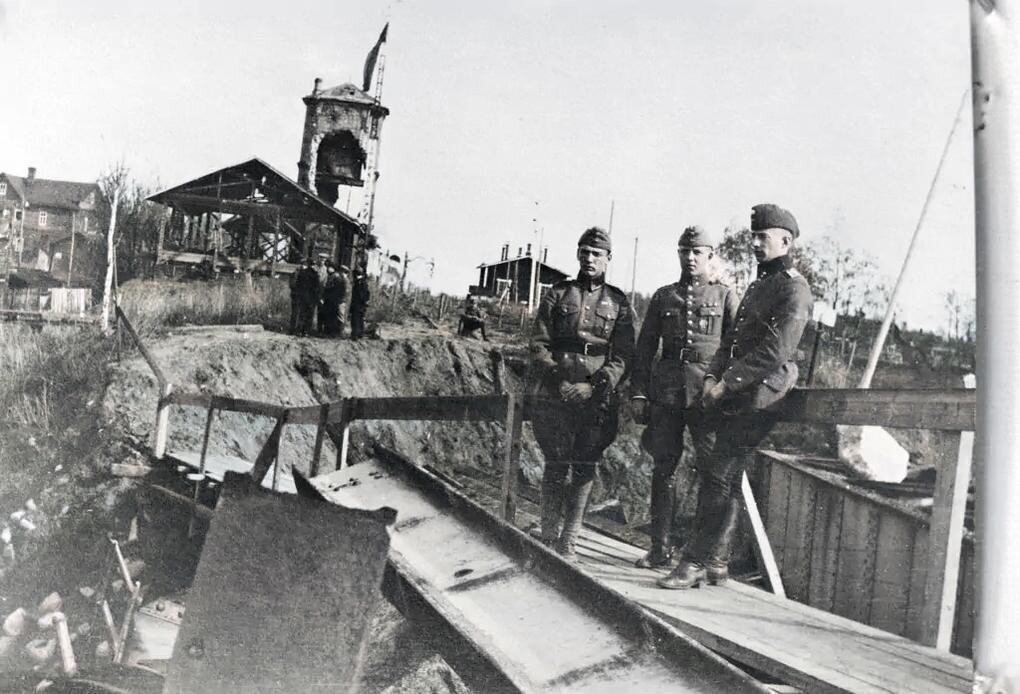 Разрушенный пограничный мост.