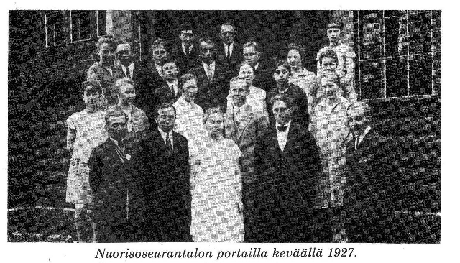 Киуру среди руководства и членой Молодежного общ. 1927.jpg