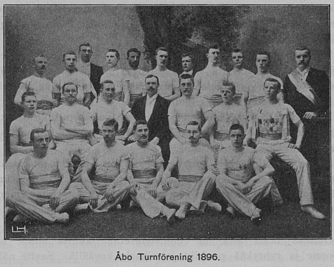 К.Хъ.Горшельник среди абосских гимнастов 1890х.jpg