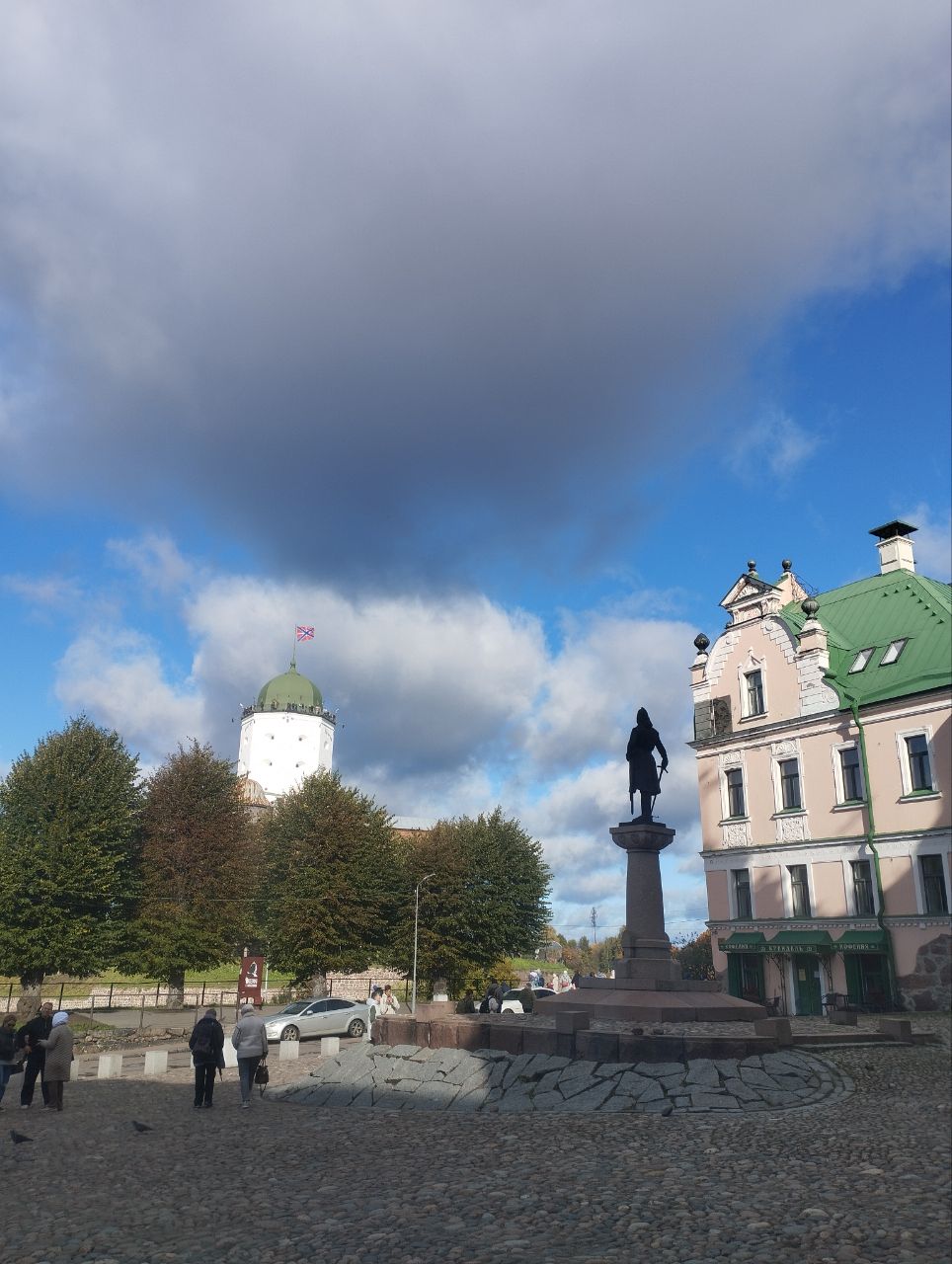 Памятник Кнутссону и вид на замок
