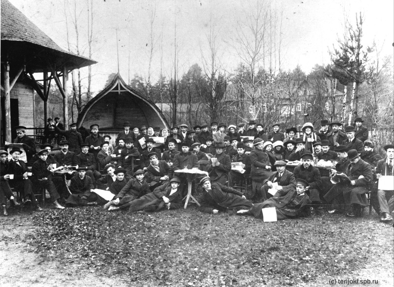 Куоккальские кооператоры у театра Прометей