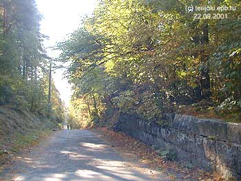 Морская улица спускается к морю.