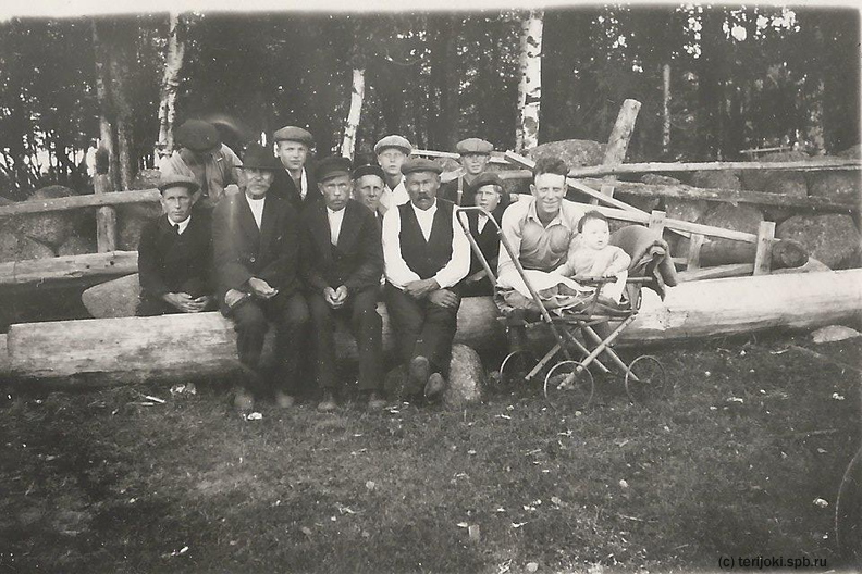 Фото жителей окрестностей Ино середины 1930-х гг. Фото любезно предоставлено Эйей Ахпонен. Ее предок - сидит первый справа. Третий же справа человек - Антти Рокка - прототип одного из героев романа знаменитого Вяйно Линна, также был из этих мест. - Фото жителей окрестностей Ино середины 1930-х гг. Фото любезно предоставлено Эйей Ахпонен. Ее предок - сидит первый справа. Третий же справа человек - Антти Рокка - прототип одного из героев романа знаменитого Вяйно Линна, также был из этих мест. Ino_193x-01.jpg