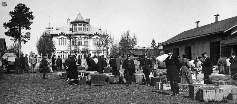 Карантин для беженцев в Келломяки, 1921 г. В здании на заднем плане контора Север А. Рена.
Фотография любезно предоставлена сайтом www.vsevinfo.ru. Kellomaki_karantin-1921.jpg